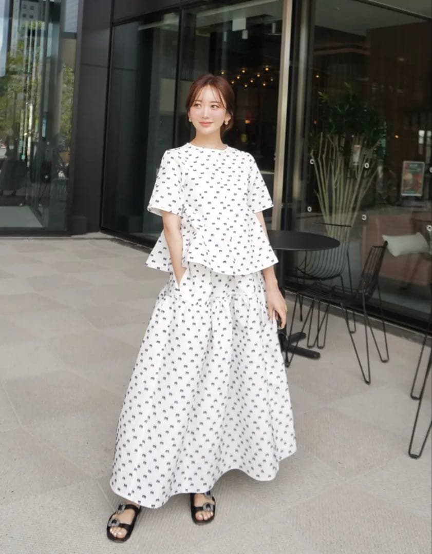 HYEON ホワイトドット柄ペプラムトップス