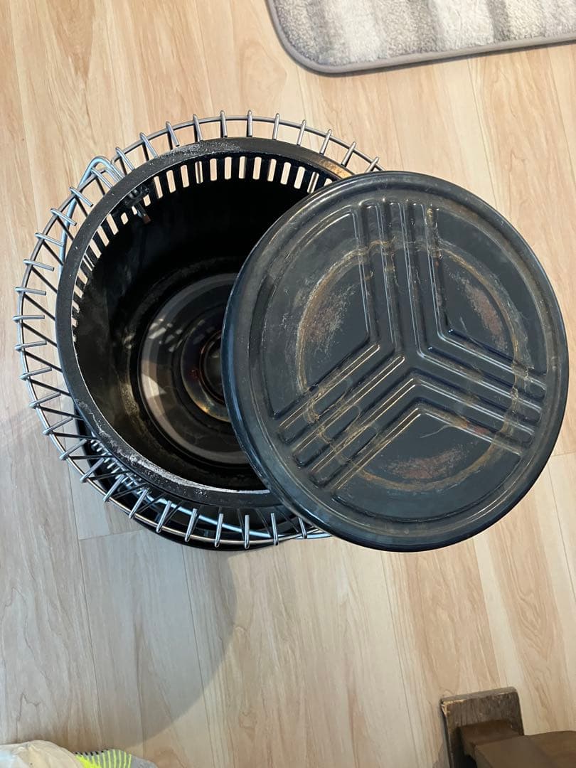 円筒形ストーブ 黒 金属ガード付き