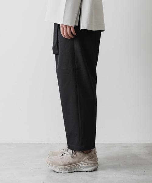 ATTACHMENT ウールギャバジン2プリーツテーパードフィットトラウザーズ