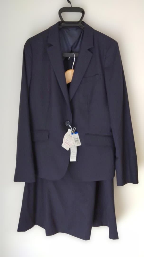 トレンチコート、スーツ上下、ブラウス２着　計４点（新品、未使用）