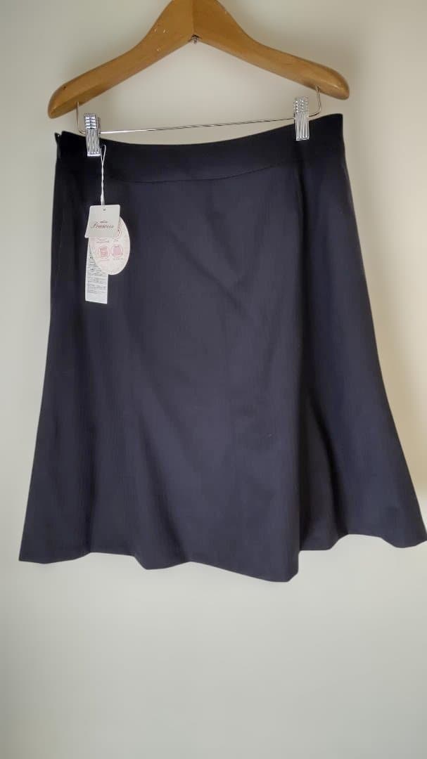 トレンチコート、スーツ上下、ブラウス２着　計４点（新品、未使用）