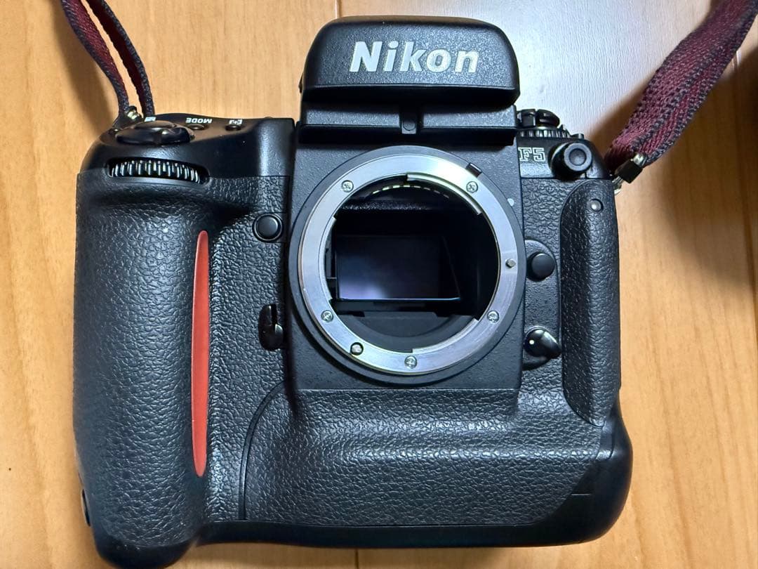 Nikon F5 一眼レフカメラ フラッシュ付き