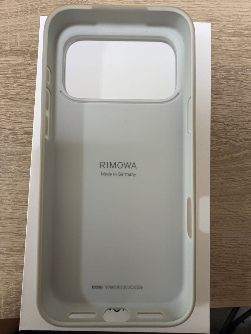 RIMOWA iPhone17Pro Max用ケース シルバー