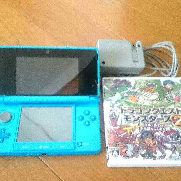 3DS、充電器、タッチペン、SDカード、ソフト（ドラクエ、モンハン４）