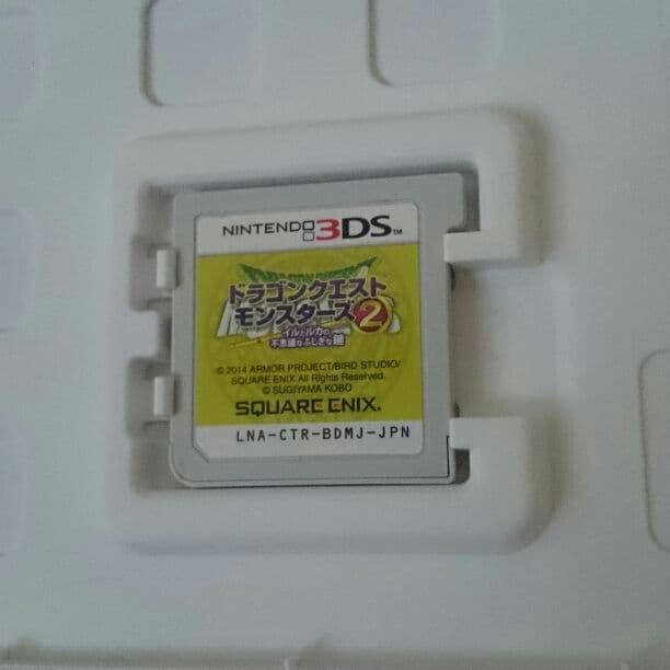 3DS、充電器、タッチペン、SDカード、ソフト（ドラクエ、モンハン４）