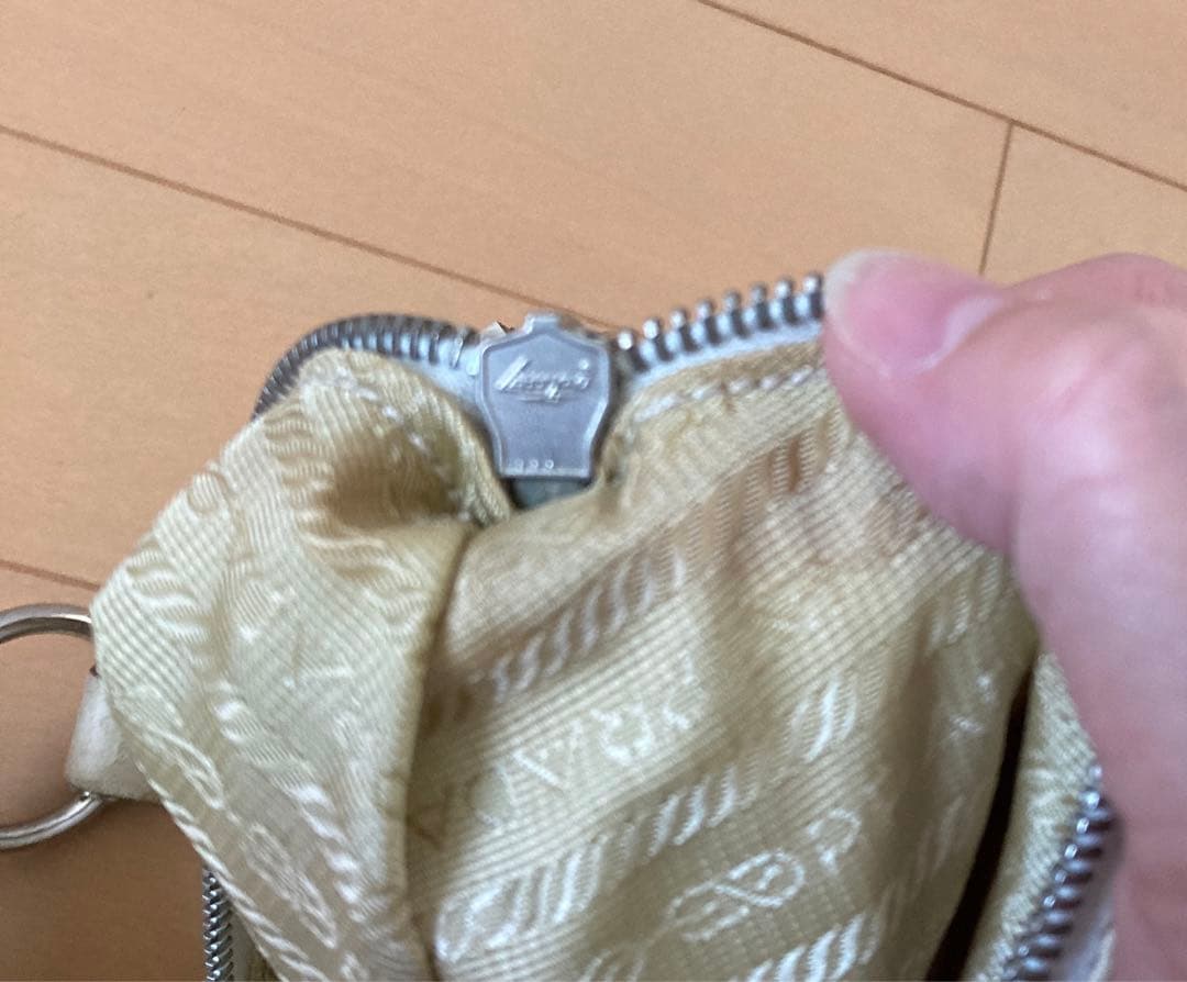 正規品☆PRADA ショルダーバッグ ホワイトベージュ ロゴ入り