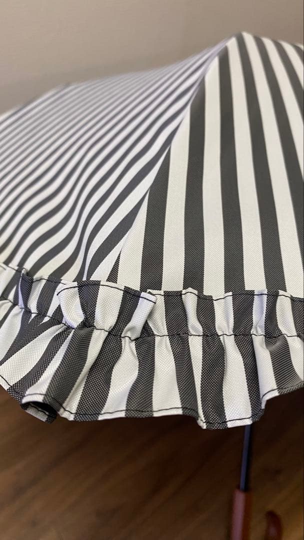 【サンバリア100】ストライプ柄フリル付き日傘