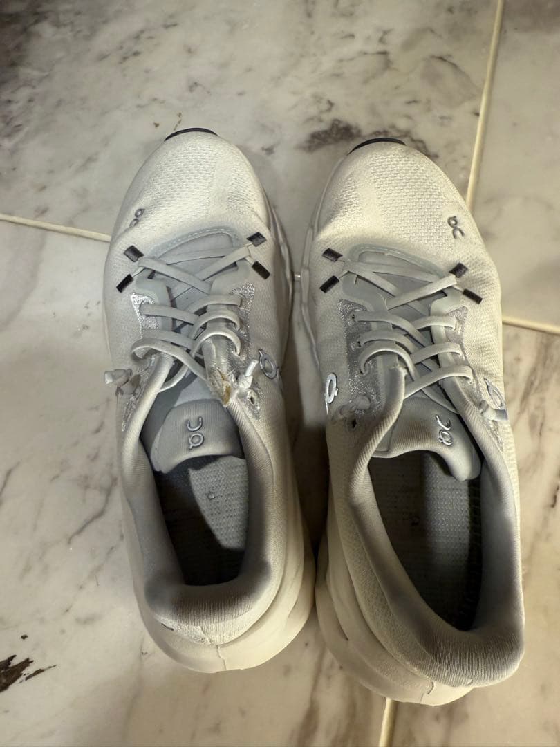 On ランニングシューズ ホワイト　24cm