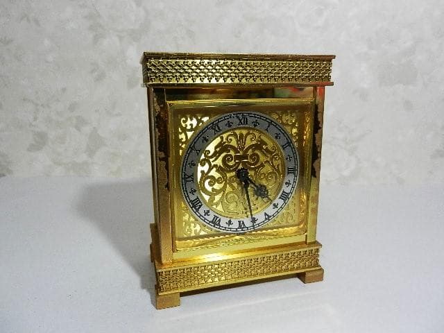 「ＬＵＸＯＲ」ブランドスイス製ねじ巻き置時計（年代不明、定時と３０分に時報）