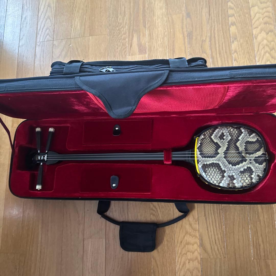 三線　生産地　沖縄　爪、三線立てつき　ショルダーベルトつき