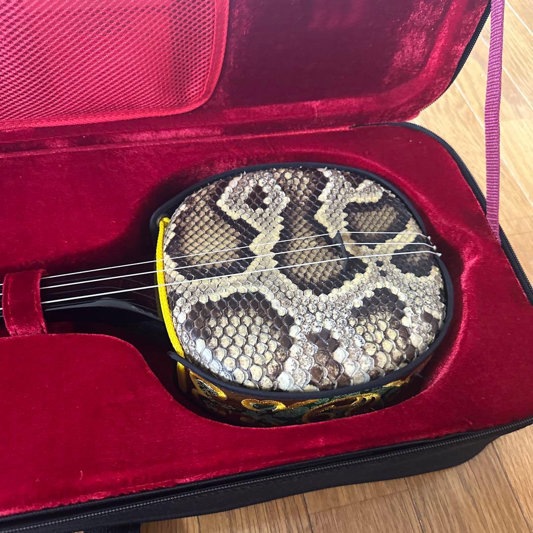 三線　生産地　沖縄　爪、三線立てつき　ショルダーベルトつき