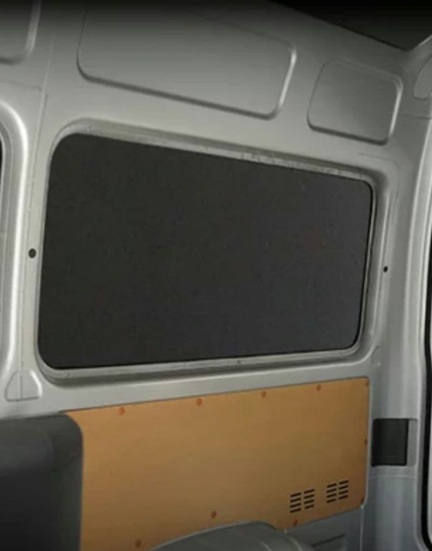 ハイエース リヤ窓パネル