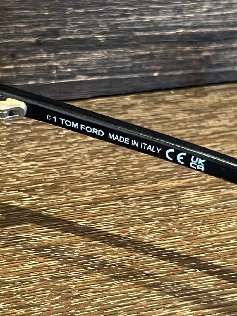 TOM FORD サングラス FT1040-D ウェリントン型