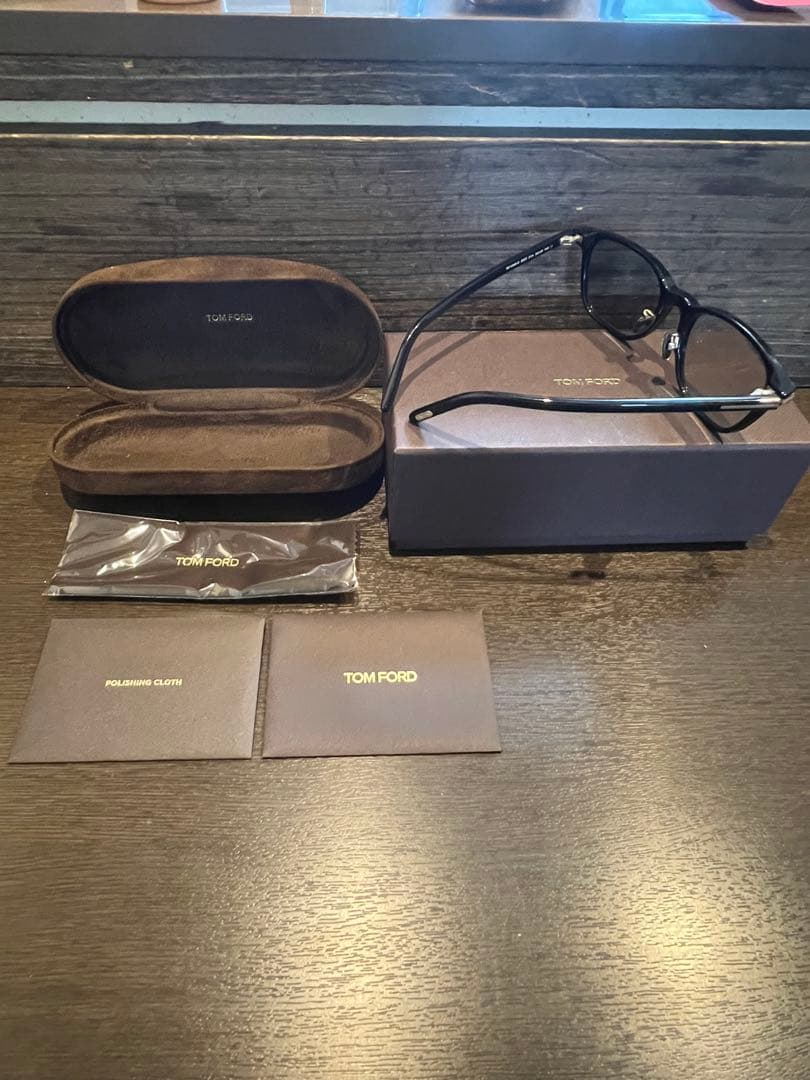 TOM FORD サングラス FT1040-D ウェリントン型