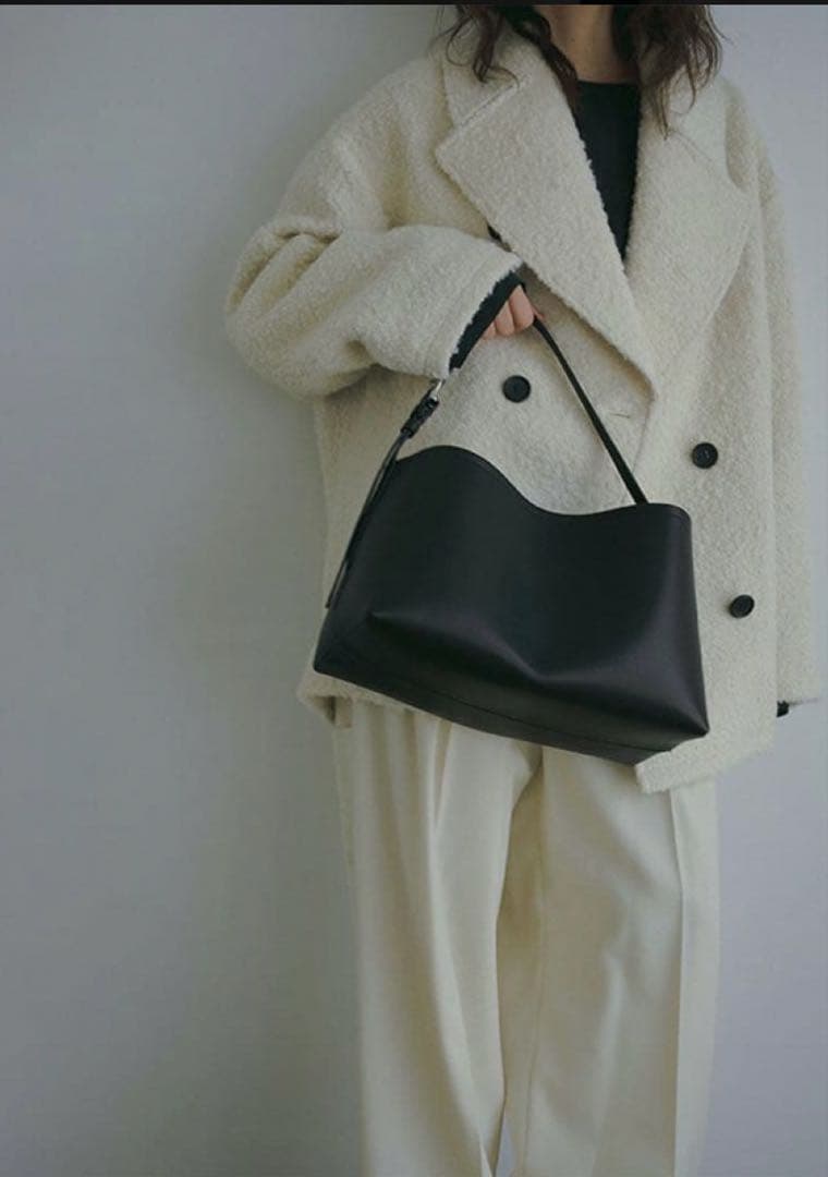 エトレトウキョウ　ナローショルダーランドスケープレザーバッグ ［ブラック］