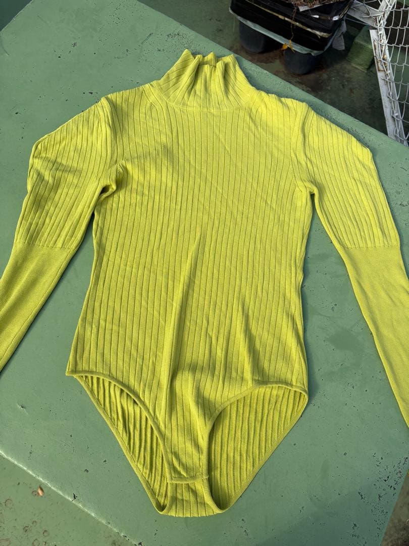 リブ編み ライムグリーン タートルネック ボディスーツ　FUMIKAUCHIDA