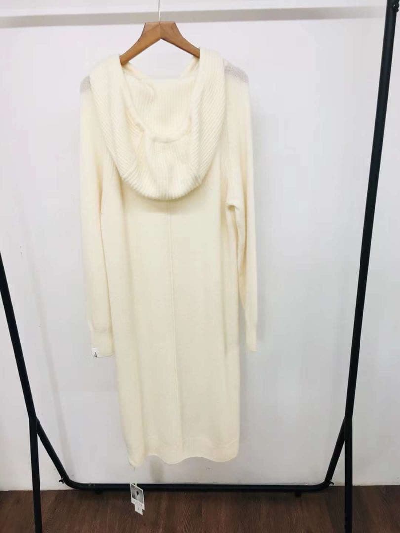 白い100％ウールセーター