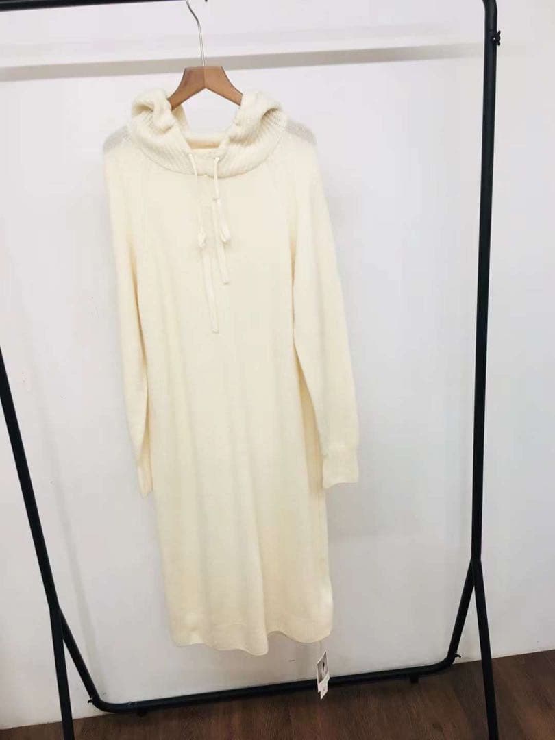 白い100％ウールセーター