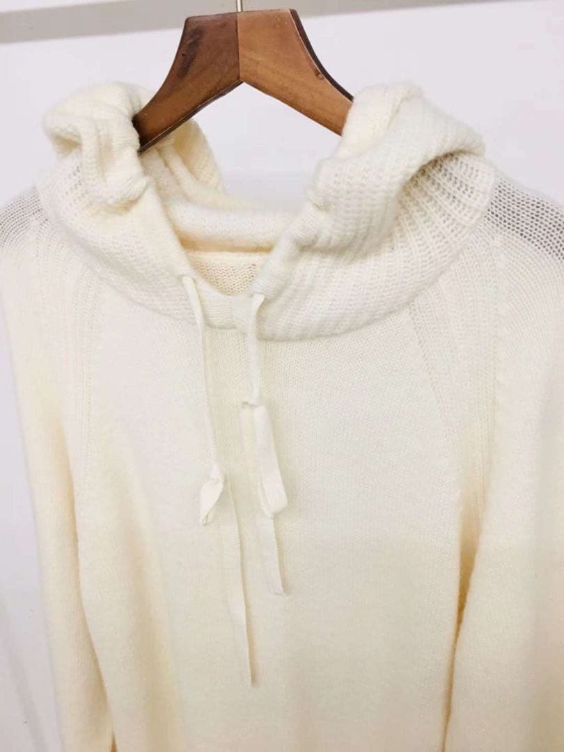 白い100％ウールセーター