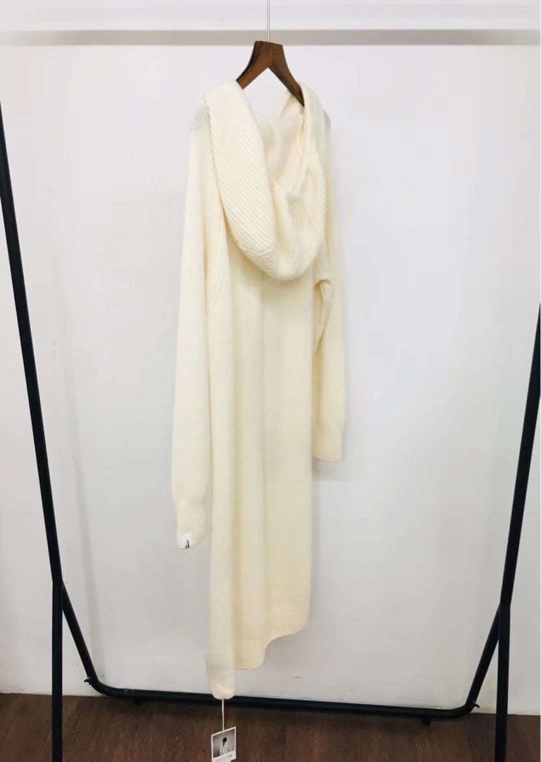 白い100％ウールセーター