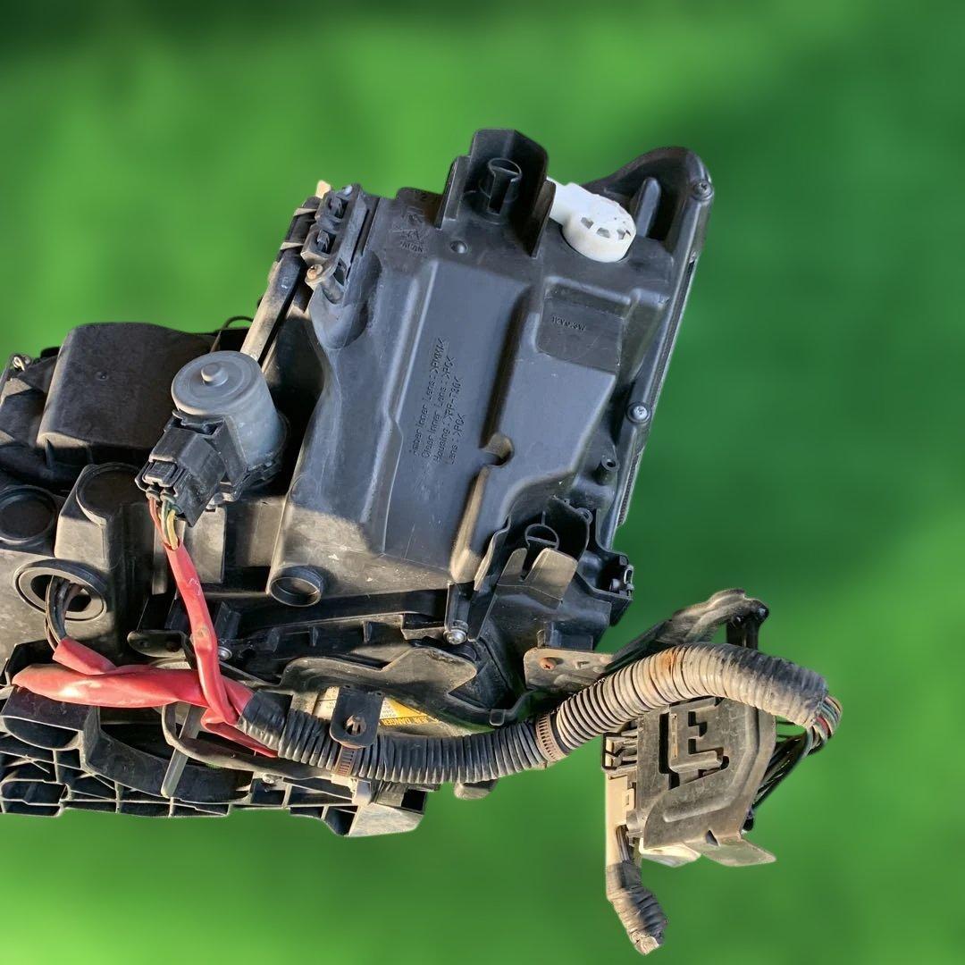 レクサス　IS 純正ヘッドライト左右セットバラスト付き　送料込み　中古品