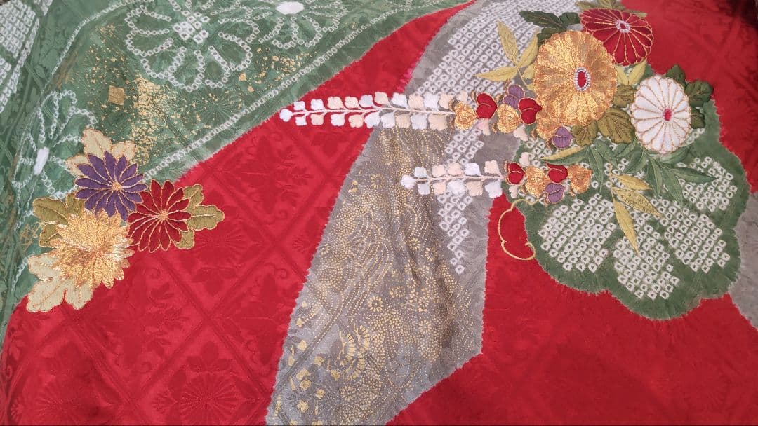 期間限定お値下げ中　振袖 赤・緑・金の花柄　小物一式セット