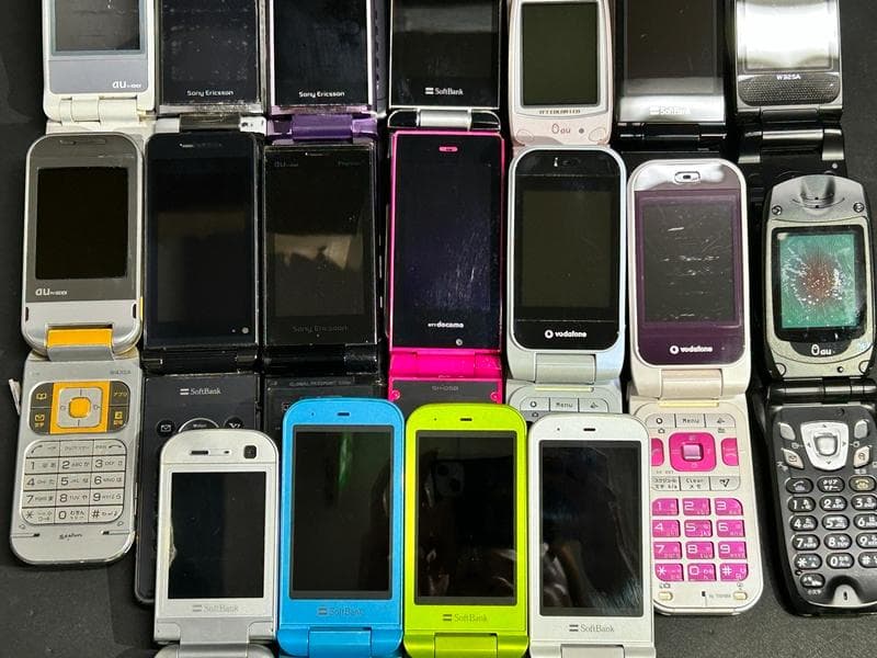 大量 携帯電話 ガラケー docomo/au 他 25台 ジャンク 部品取り