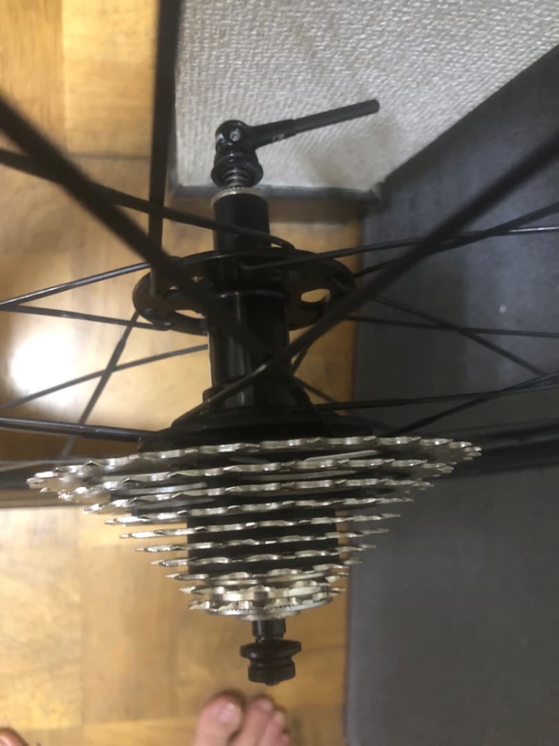 ステッカーなしの自転車の車輪