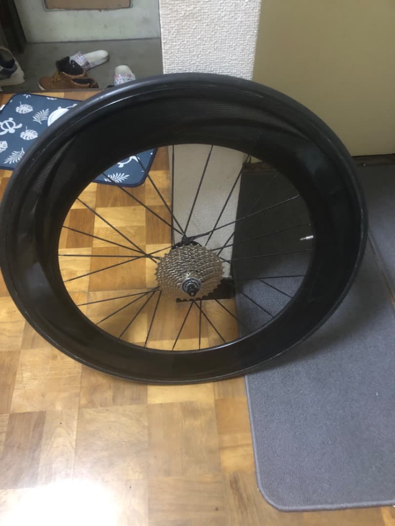 ステッカーなしの自転車の車輪