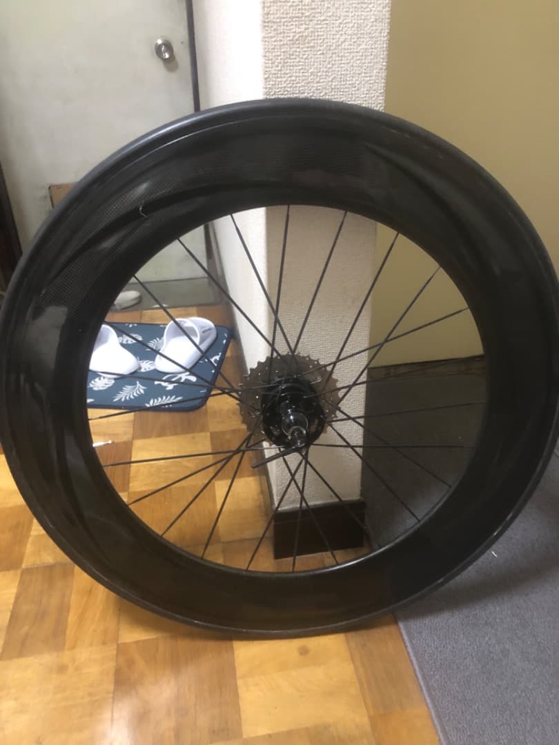 ステッカーなしの自転車の車輪