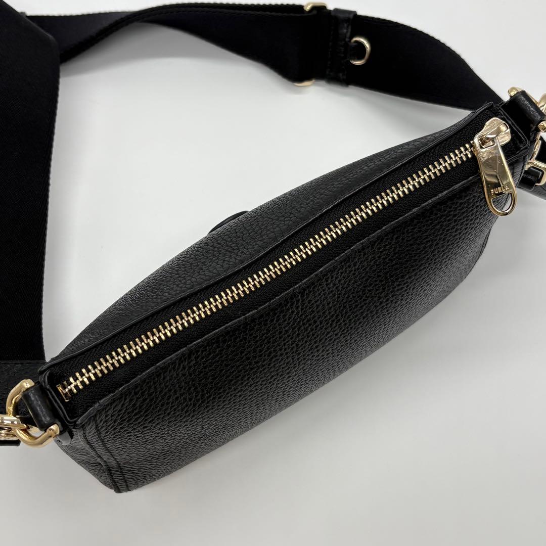 美品✨フルラ ショルダーバッグ アテナ アーチロゴ ゴールド金具 ブラック