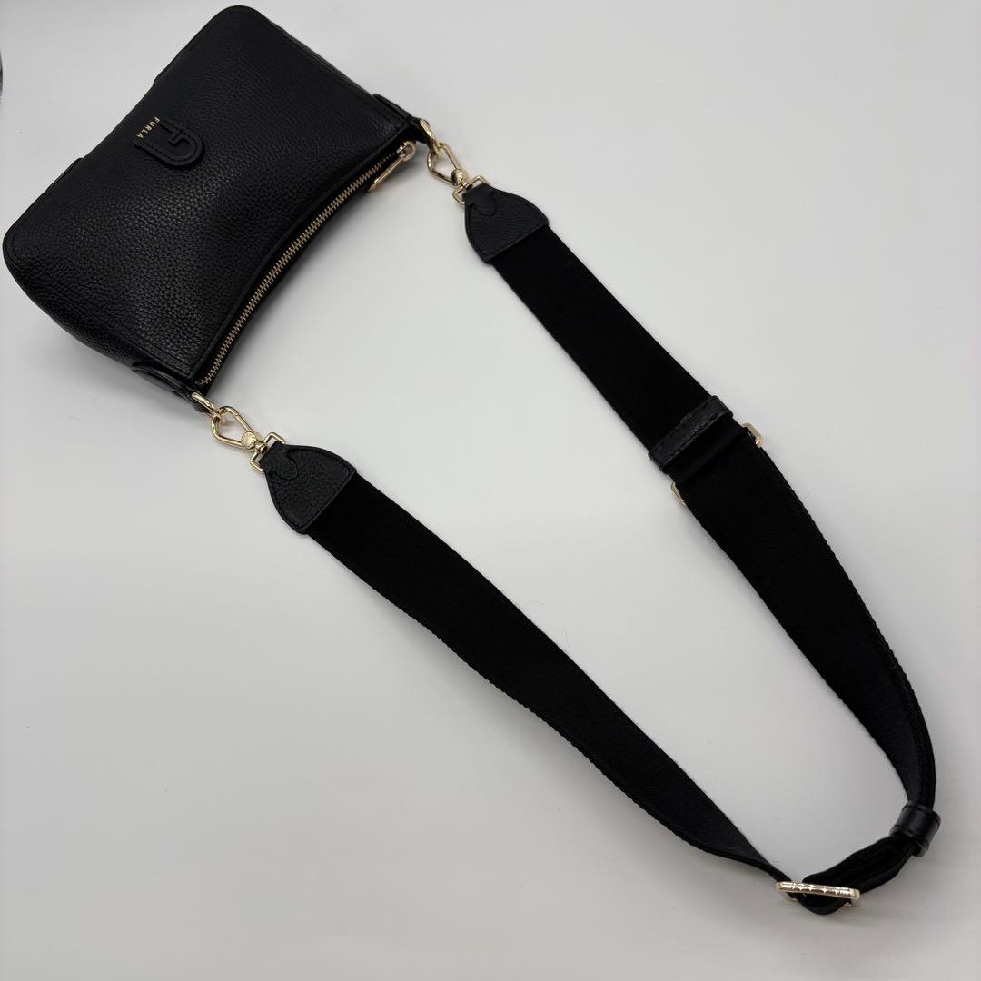 美品✨フルラ ショルダーバッグ アテナ アーチロゴ ゴールド金具 ブラック