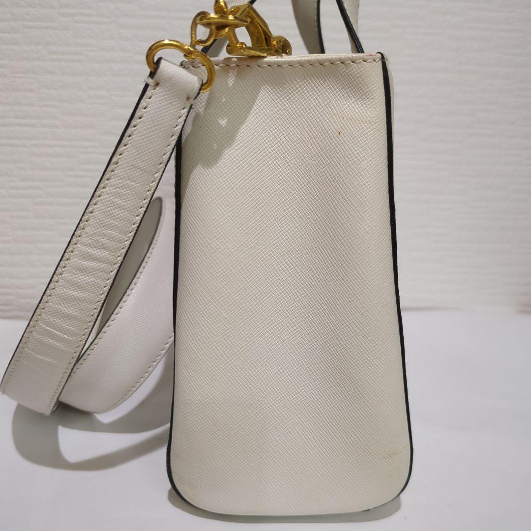 プラダ　ショルダー　本物　美品　正規品　PRADA　サフィアーノ　アイボリー