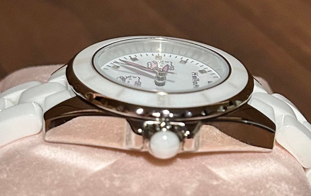 ハローキティ ３５周年記念 ホワイトセラミッククオーツ ダイヤモンド腕時計