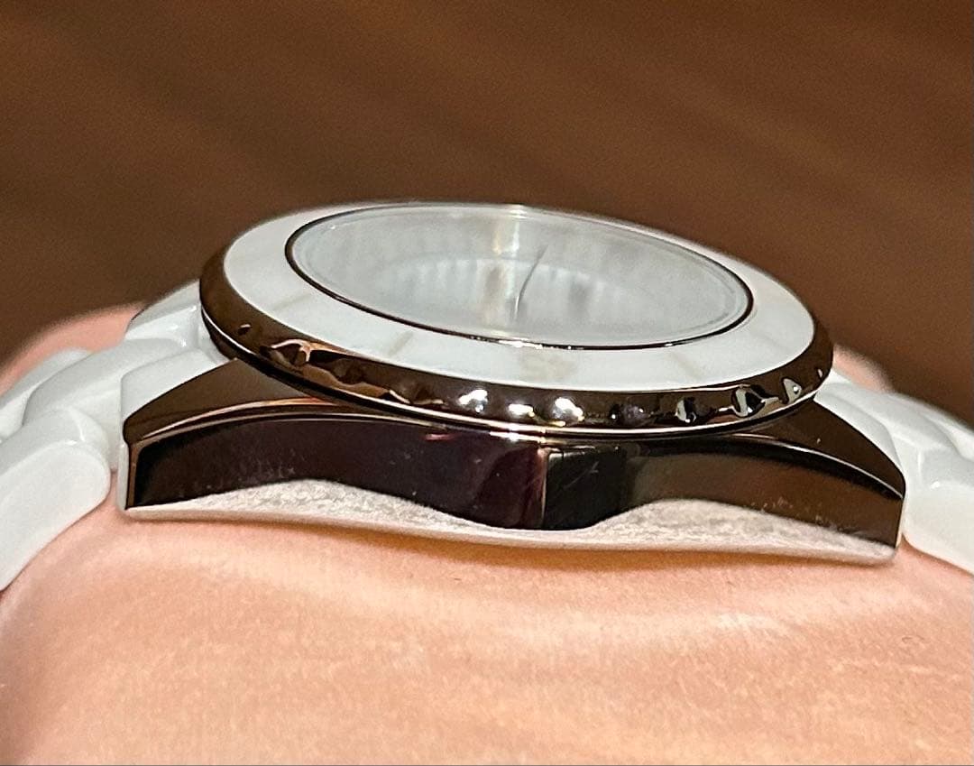 ハローキティ ３５周年記念 ホワイトセラミッククオーツ ダイヤモンド腕時計