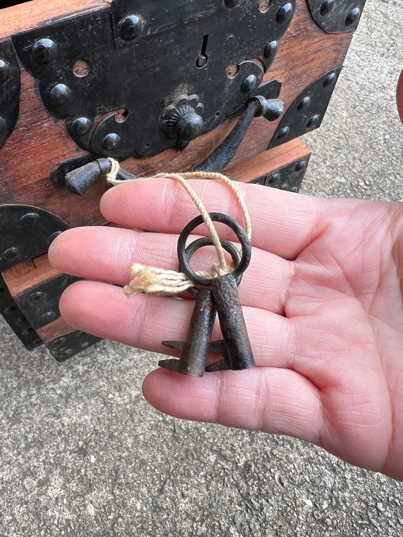 骨董 船箪笥 (金庫) 時代和箪笥 鉄地金具　カギ付き　金具装　昭和レトロ