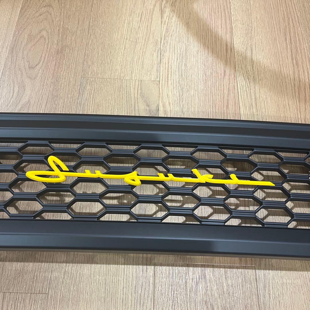 ジムニー JB64W JB/JC74W フロントグリル　筆記体イエローエンブレム