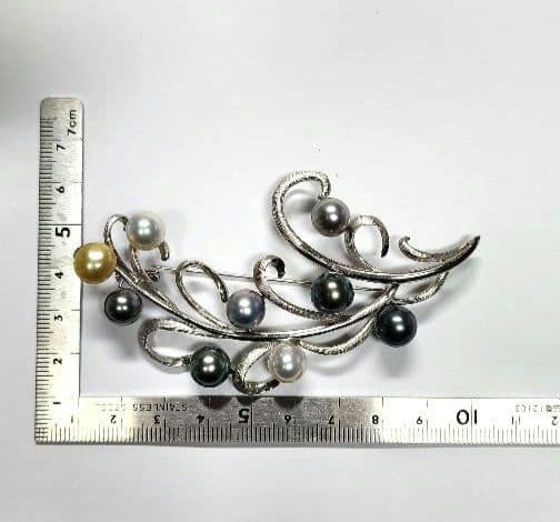 森*様 エクボが殆どない、粒ぞろいの真珠！！ SV　マルチパールブローチ
