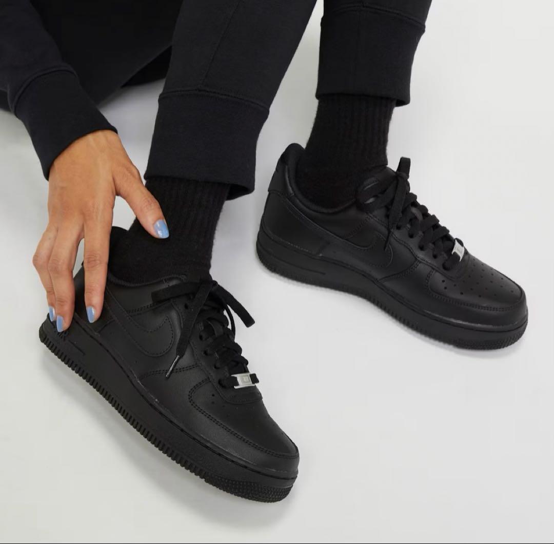 新品半額以下売れなければ消します！ナイキ エアフォース 1 '07 ブラック