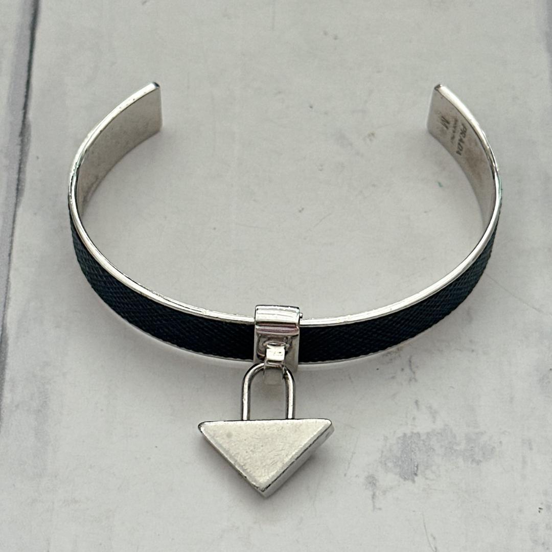 PRADA プラダ ブレスレット バングル 三角ロゴ ブラック M サフィアーノ