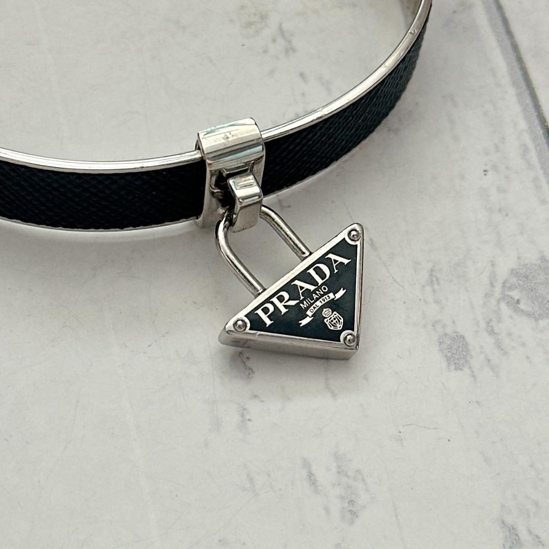 PRADA プラダ ブレスレット バングル 三角ロゴ ブラック M サフィアーノ