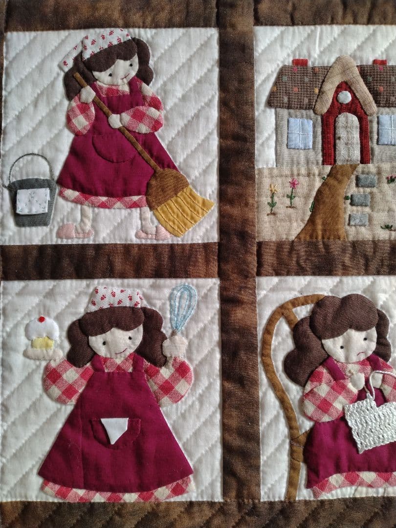 【かっちゃん様】パッチワーク　タペストリー　お母さんの一日