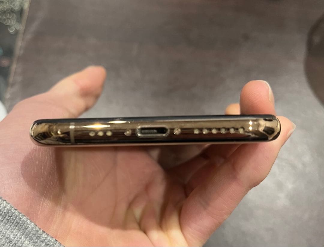 iPhone Xs シャンパンゴールド　simロックなし　バッテリー73%