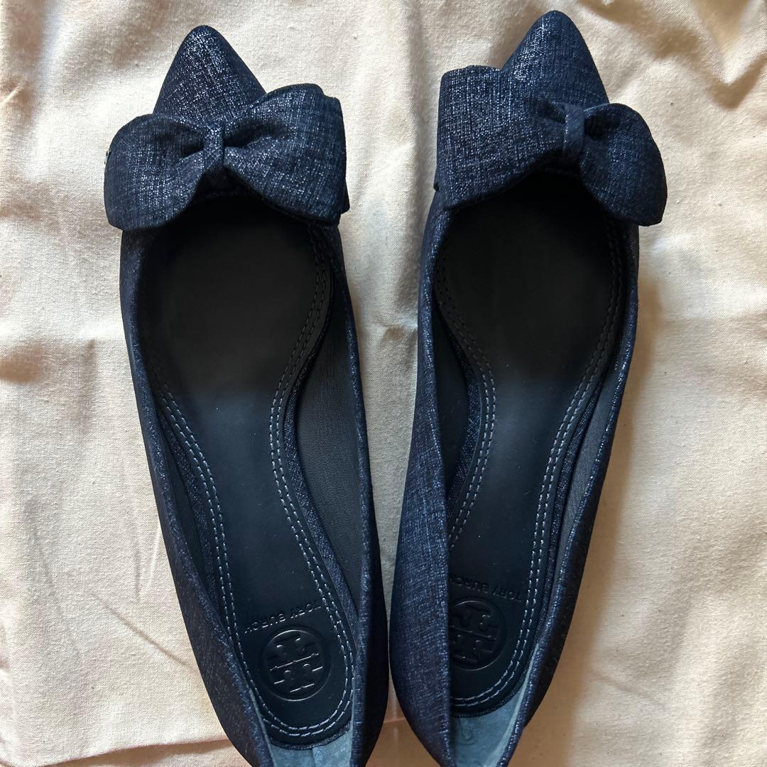 リボン付きダークブルーフラットシューズ