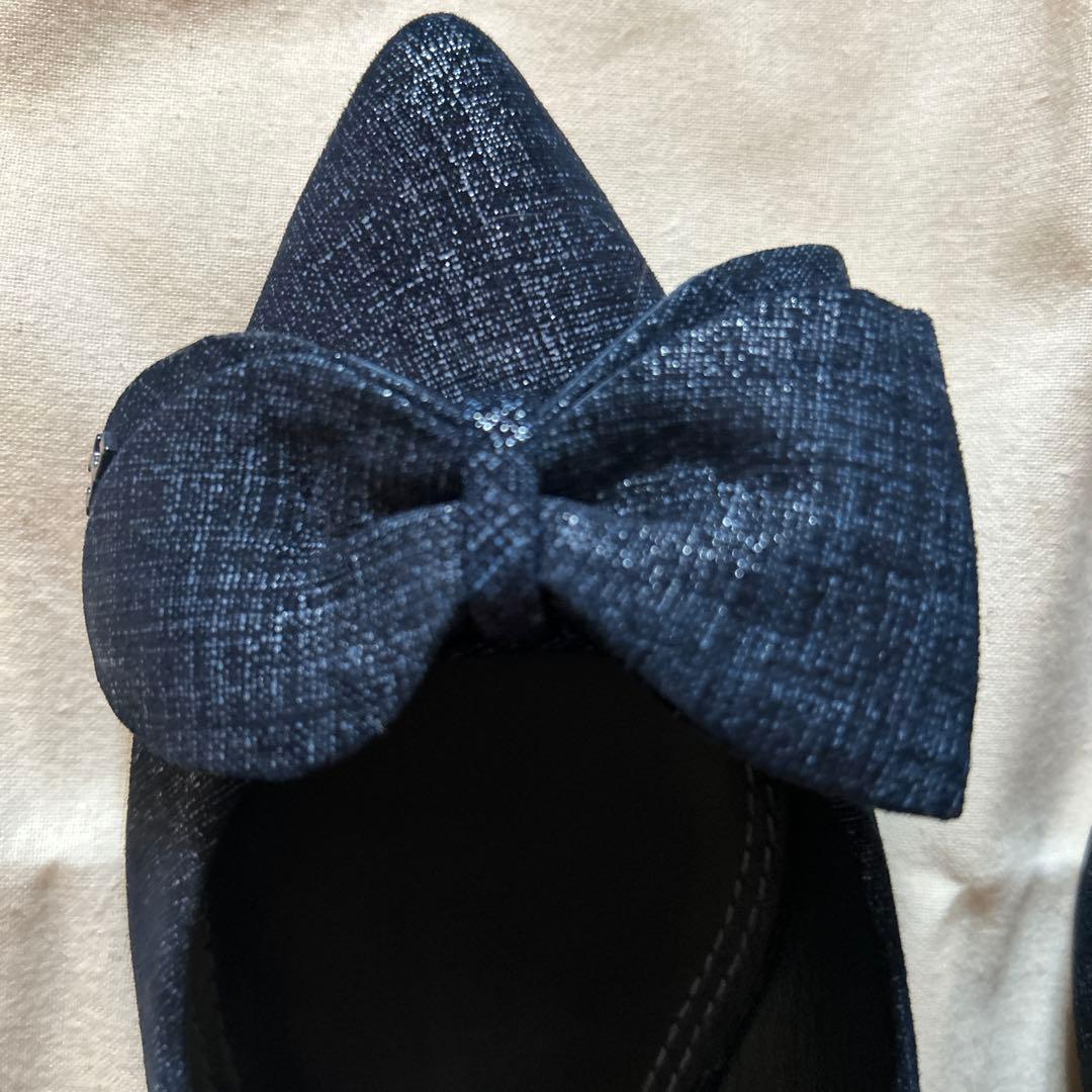 リボン付きダークブルーフラットシューズ