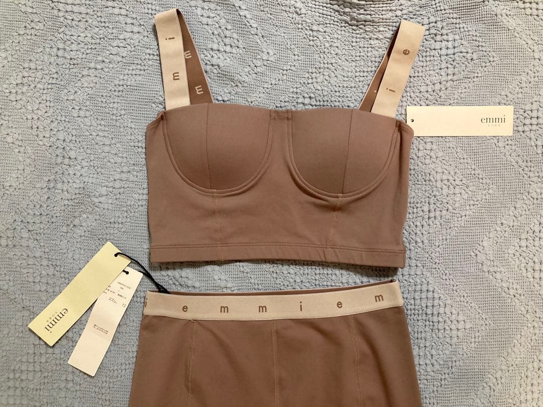 新品　emmi yog aエミヨガ　ヨガウェア　吸水速乾　ピンクベージュ　M