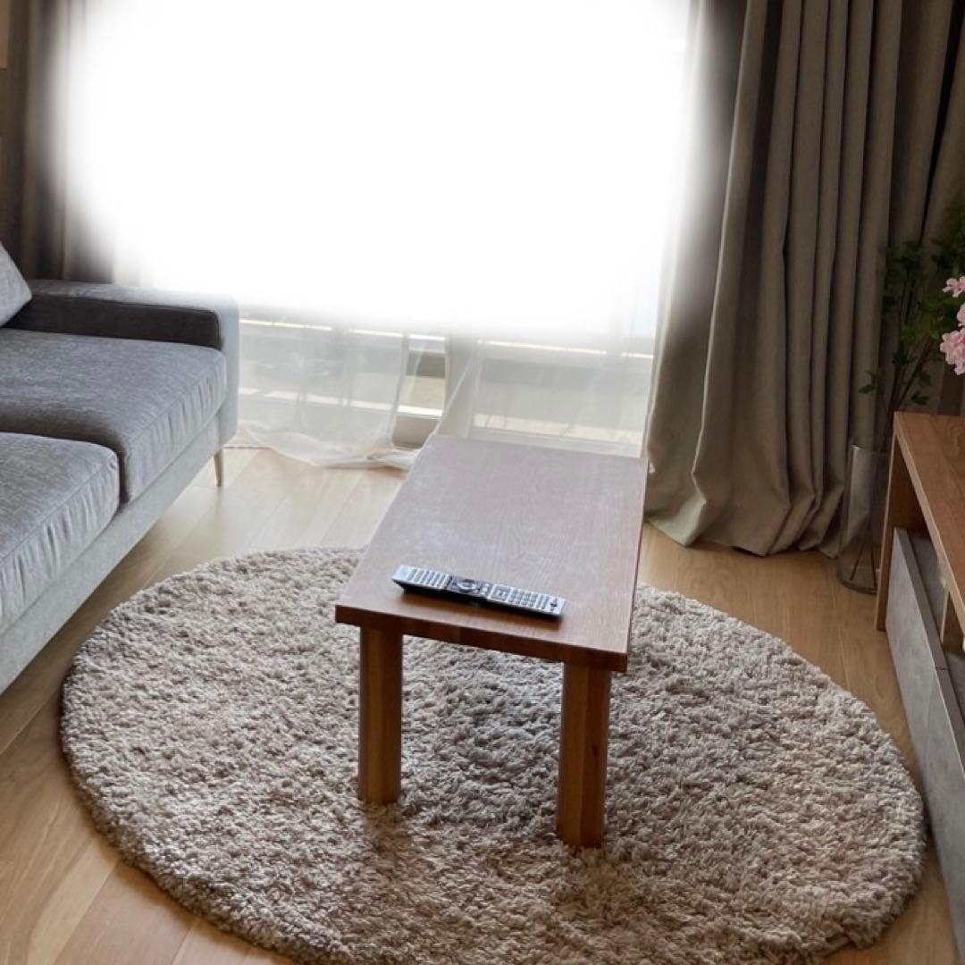 板と脚でできた家具 木製テーブル