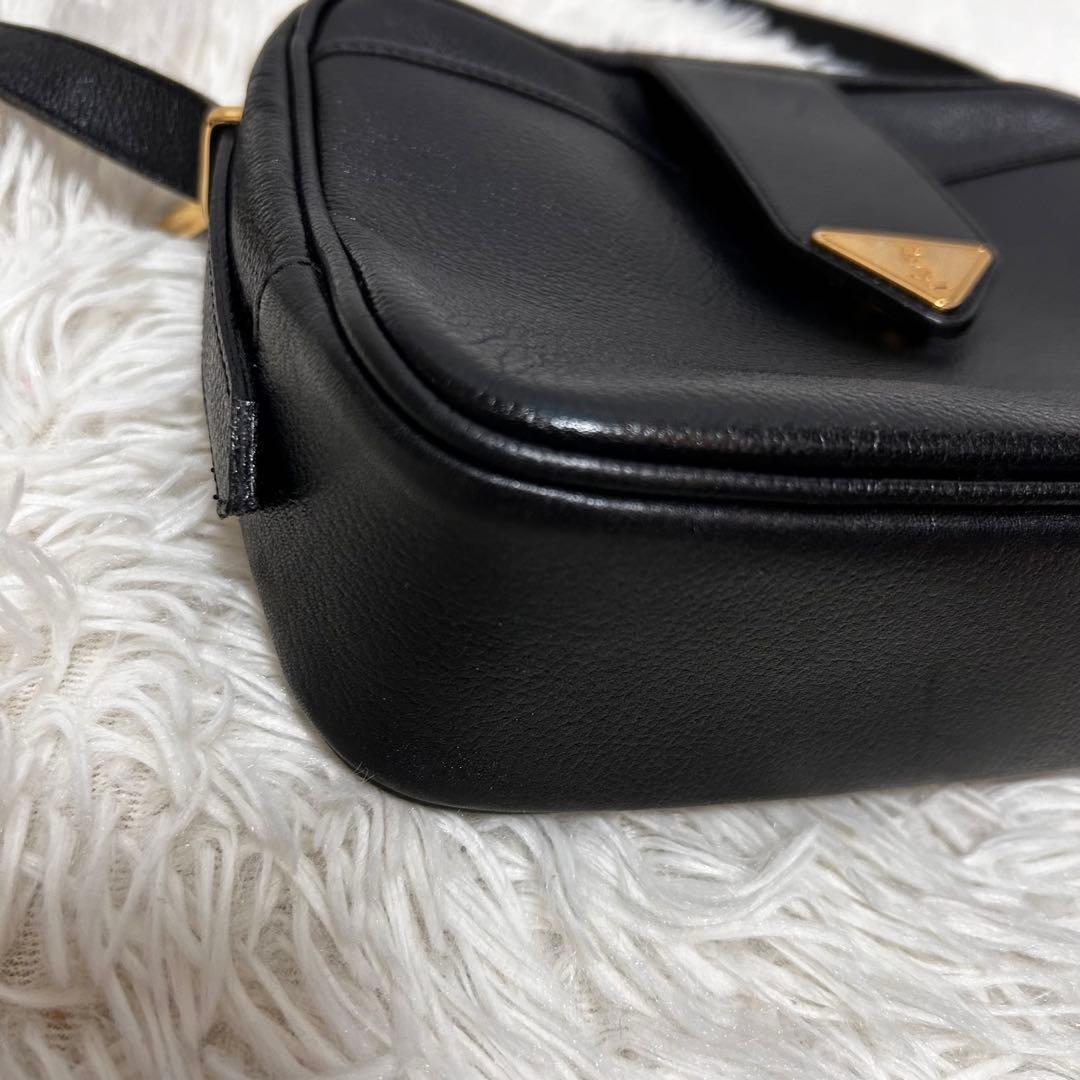 イヴ・サンローラン　YSL ショルダーバッグ　三角ロゴ　クロスボディ　レザー