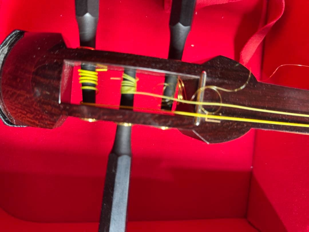 2-津軽三味線?　高級糸巻き 紅木？ハードケース&付属