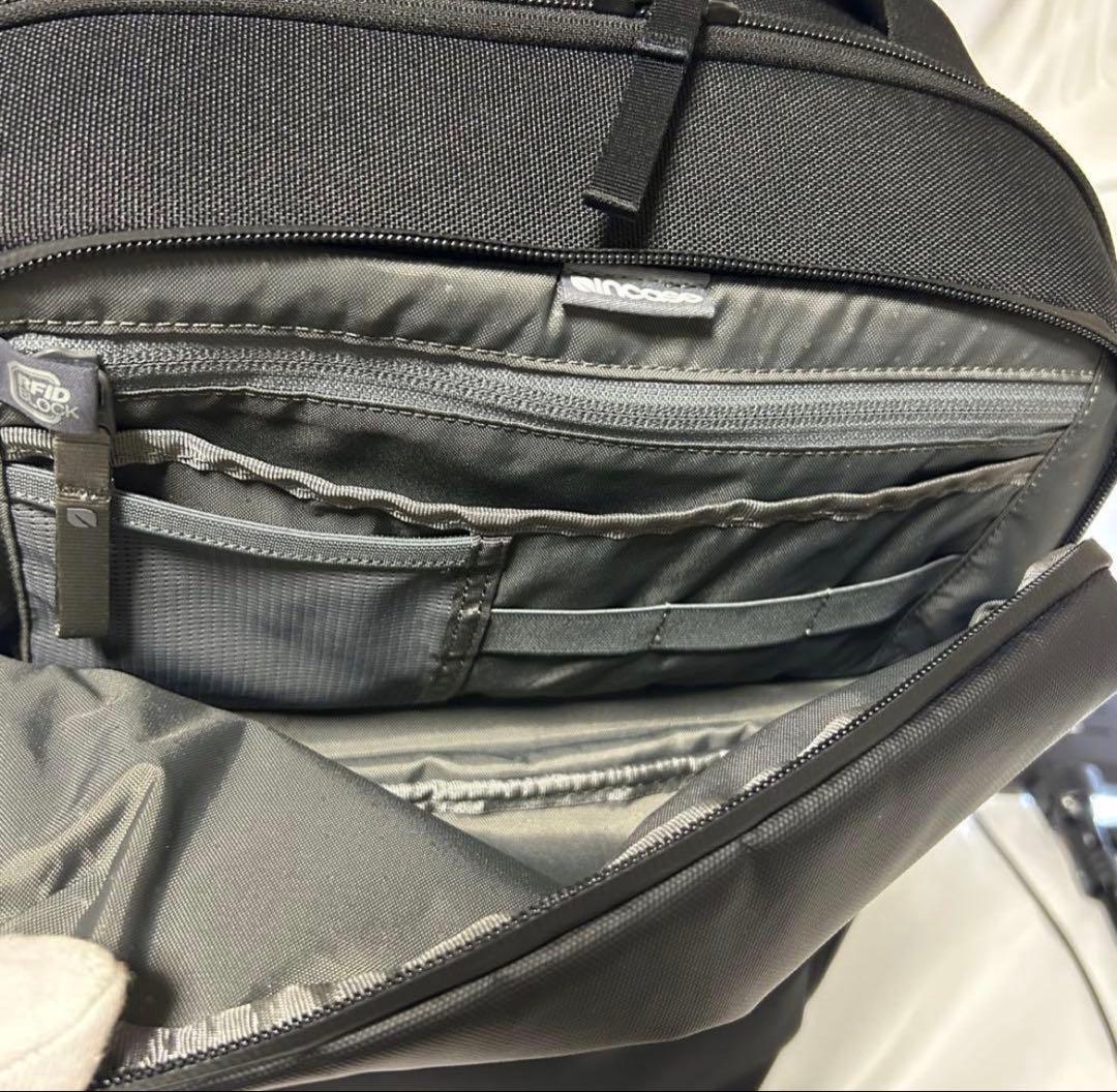 【美品】Incase インケース ARC Daypack ブラック リュック